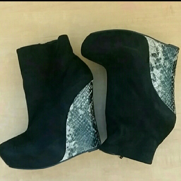 Luichiny Black wedged booties with snakeskin print - Picture 3 of 7